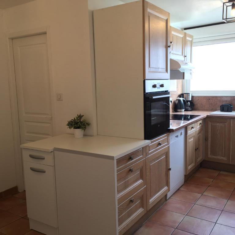 PYRENE HOLIDAYS - Appartement spacieux - chambres climatisées - cour privée - Three-Bedroom Apartment - 20