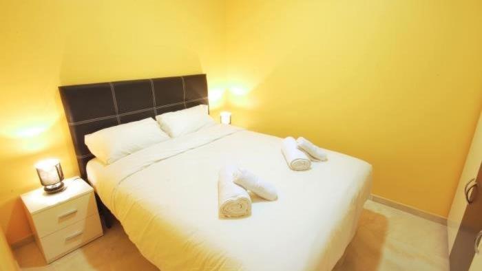 Homenfun Barcelona Paralelo - Three-Bedroom Apartment - 10