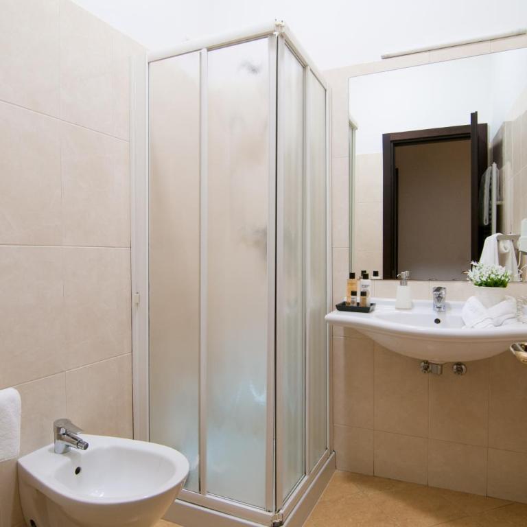Hotel Cardinal of Florence - recommended for ages 25 to 55 - Camera Matrimoniale Deluxe con Balcone - 3