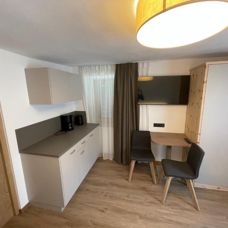 Dorfblick Appartements & Rooms - Doppelzimmer mit Bergblick - 4