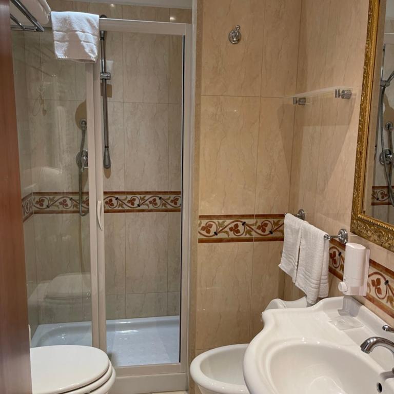 Villa Tina Hotel - Camera Matrimoniale/Doppia con Letti Singoli con Vista Mare Parziale - 5