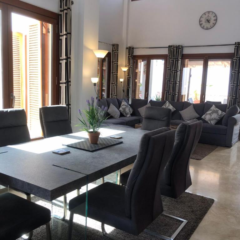 Casa Calida - Three-Bedroom Villa - 9