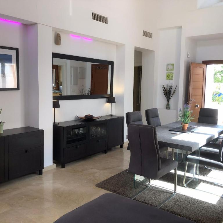 Casa Calida - Three-Bedroom Villa - 10
