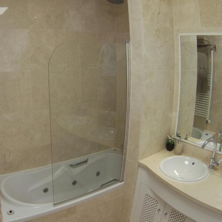 Casa Calida - Three-Bedroom Villa - 14