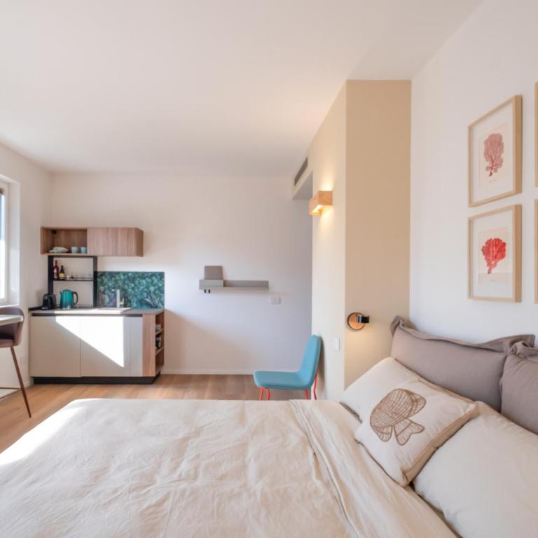 Plaza Lago di Garda Rooms - Rooftop, Lakeview & Jacuzzi - Deluxe Double Room with Balcony and Partial Lake View - 2