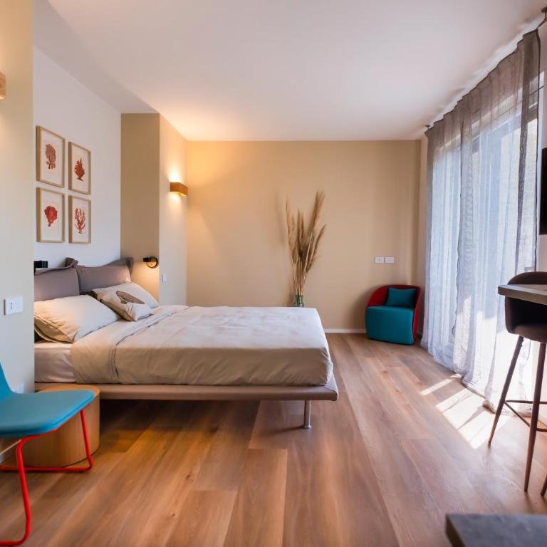 Plaza Lago di Garda Rooms - Rooftop, Lakeview & Jacuzzi - Deluxe Double Room with Balcony and Partial Lake View - 4