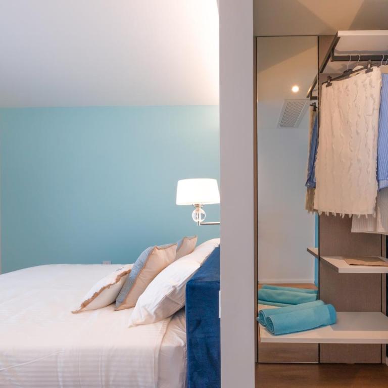 Plaza Lago di Garda Rooms - Rooftop, Lakeview & Jacuzzi - Deluxe Double Room with Spa Bath and Partial Lake View - 12