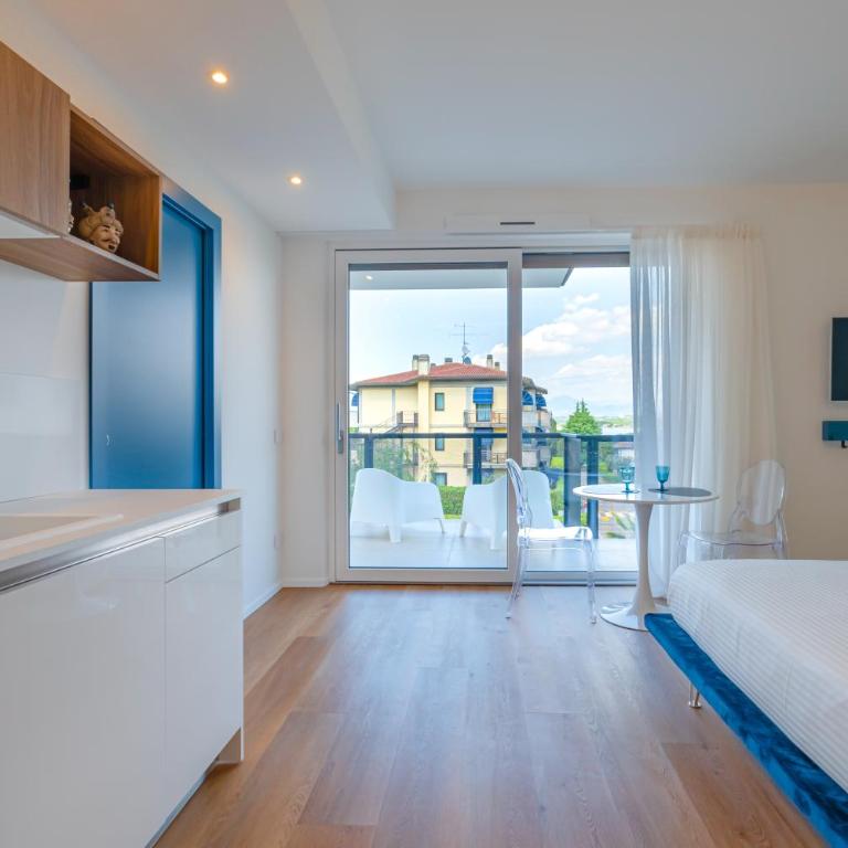 Plaza Lago di Garda Rooms - Rooftop, Lakeview & Jacuzzi - Deluxe Double Room with Spa Bath and Partial Lake View - 11