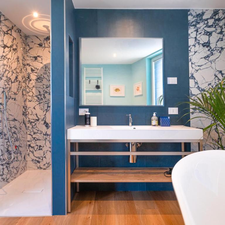Plaza Lago di Garda Rooms - Rooftop, Lakeview & Jacuzzi - Deluxe Double Room with Spa Bath and Partial Lake View - 6