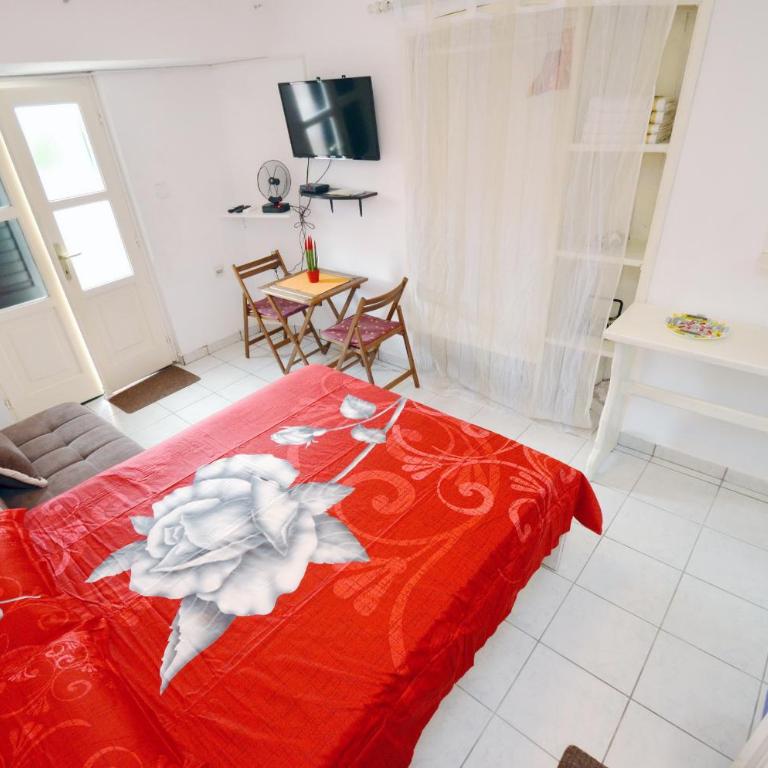 Leut Stone Residence - Studio with Balcony - 7