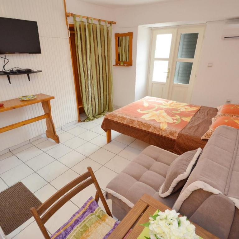 Leut Stone Residence - Studio with Balcony - 6