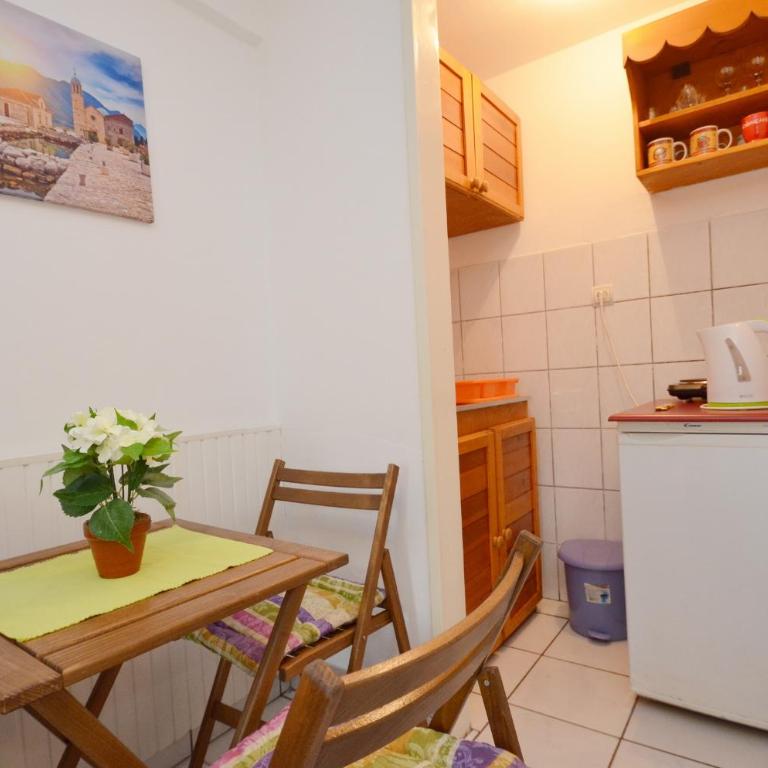 Leut Stone Residence - Studio with Balcony - 7