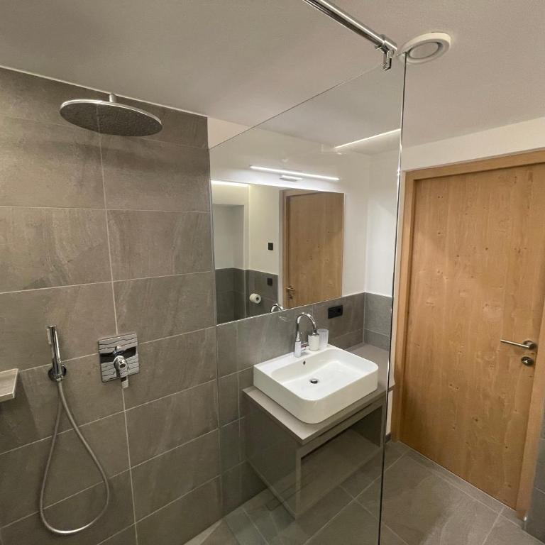 Dorfblick Appartements & Rooms - Doppelzimmer mit Bergblick - 9