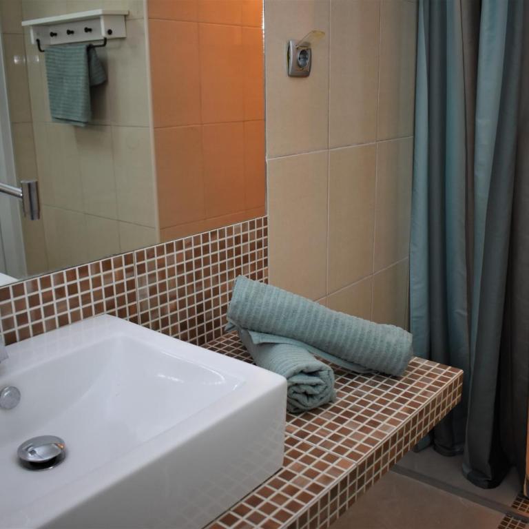 Apartments Nikola - Apartman sa 2 Spavaće Sobe, Terasom i Pogledom na More - 18