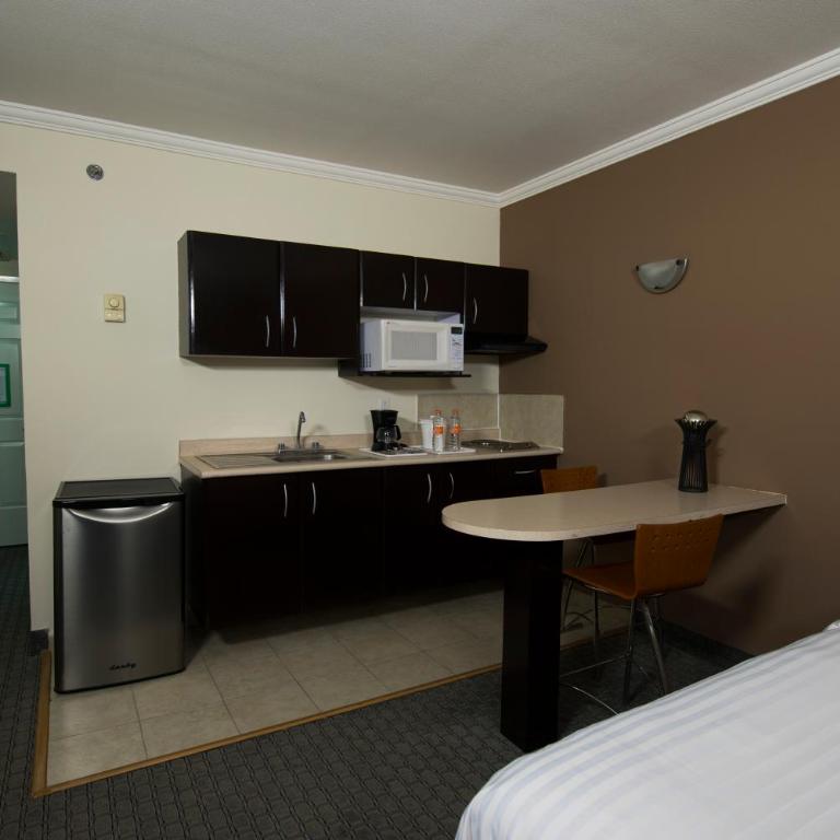 Ramada by Wyndham CDMX Perinorte - Junior Suite with Two Queen Beds, Kitchenette, Non-Smoking - 8