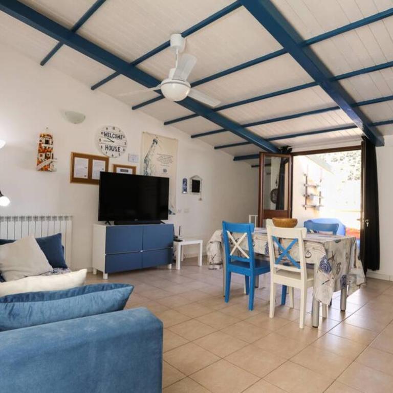 La Casa blu sul mare - The Blue house by the sea - Two-Bedroom House - 11
