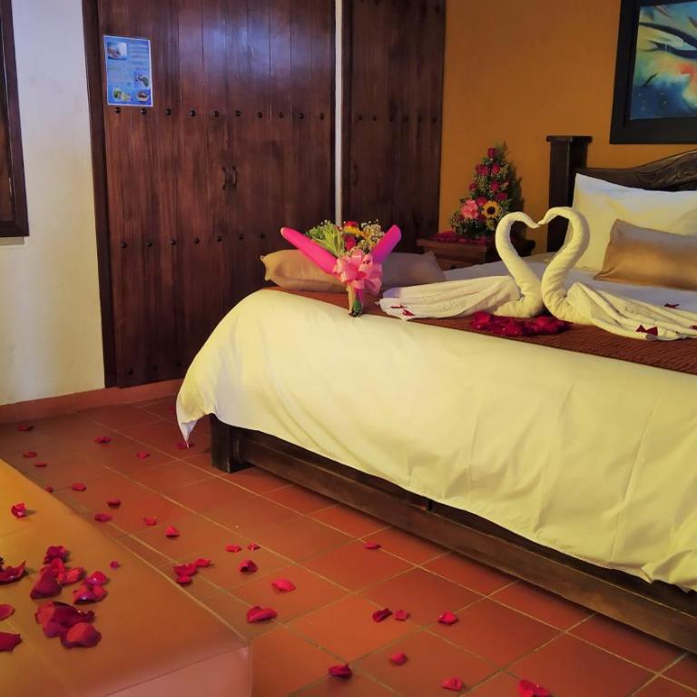 Hotel Las Rocas Resort Villanueva - Suite with Hot Tub - 17
