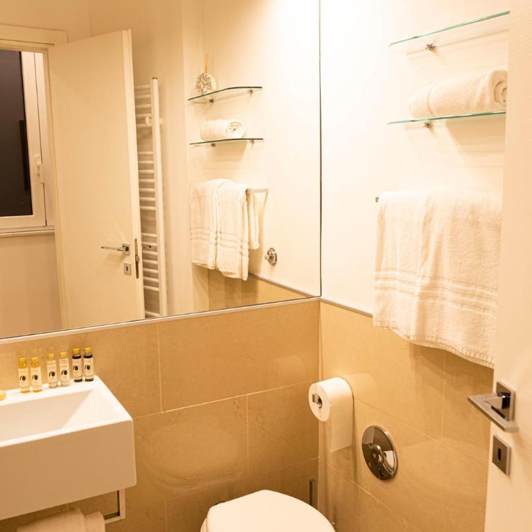 Cathy's Luxury Home - Two-Bedroom Apartment - 23