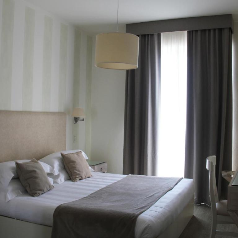 Hotel Bijou - Camera Matrimoniale con Balcone - 8