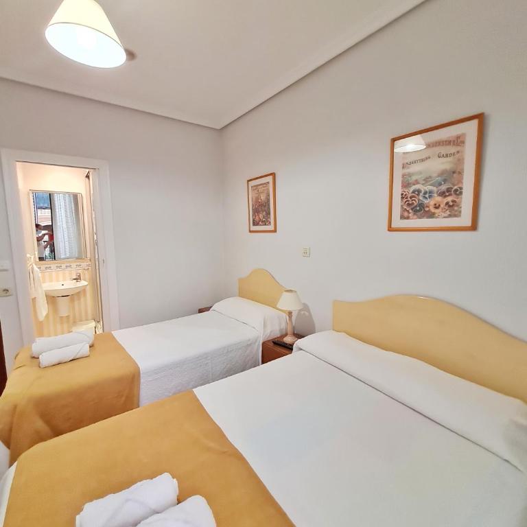 Pensión San Lorenzo - Habitación Estándar con baño compartido - 2 camas - 3