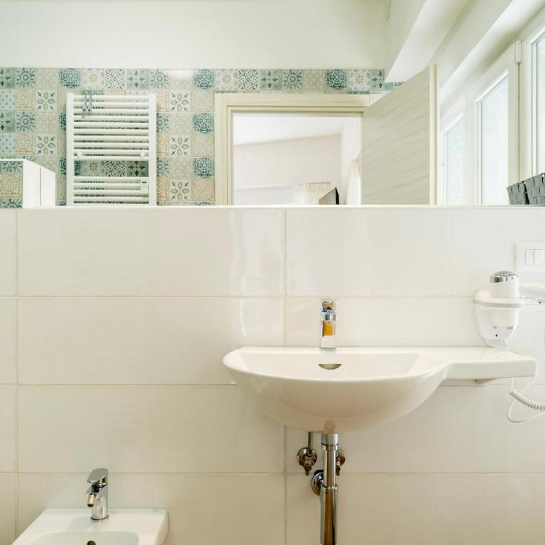 Marconi28suites - Deluxe King Room - 11