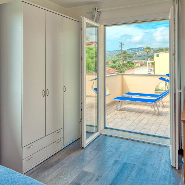 Villa Mimosa Diano Marina: exclusive use villa, garden, barbecue, 3 bedrooms and 3 bathrooms - Villa - 12