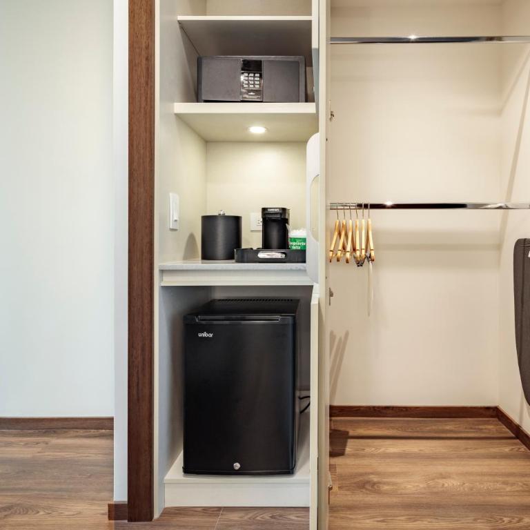 Holiday Inn - Quito Airport by IHG - Habitación Estándar con cama extragrande - Adaptada para personas de movilidad reducida - 2