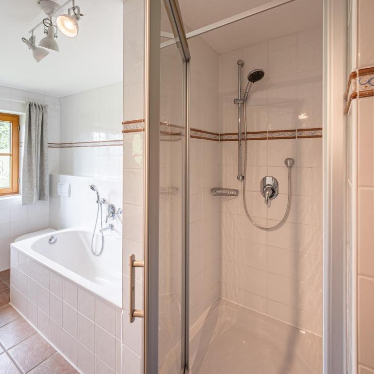 Landhaus Eggensberger - Apartment mit 1 Schlafzimmer und Balkon - 8