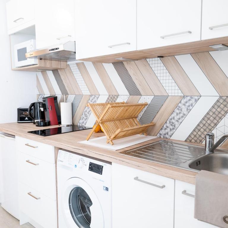 CORAIL STUDIO - 2MIN PLAGE CENTRE VILLE - CLIM - WIFI - PARKING PRIVÉ - IDEAL FAMILLE - La Grande Motte - Appartement avec Balcon - 12