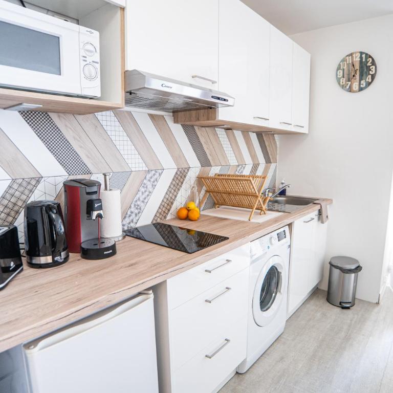 CORAIL STUDIO - 2MIN PLAGE CENTRE VILLE - CLIM - WIFI - PARKING PRIVÉ - IDEAL FAMILLE - La Grande Motte - Appartement avec Balcon - 10