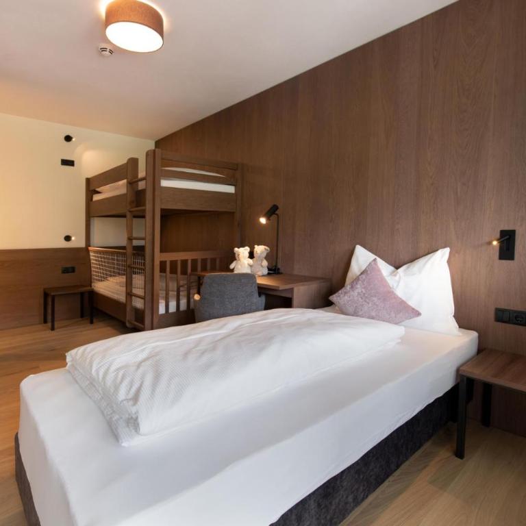 Garden Park Hotel - Deluxe Family Suite with Balcony - 5