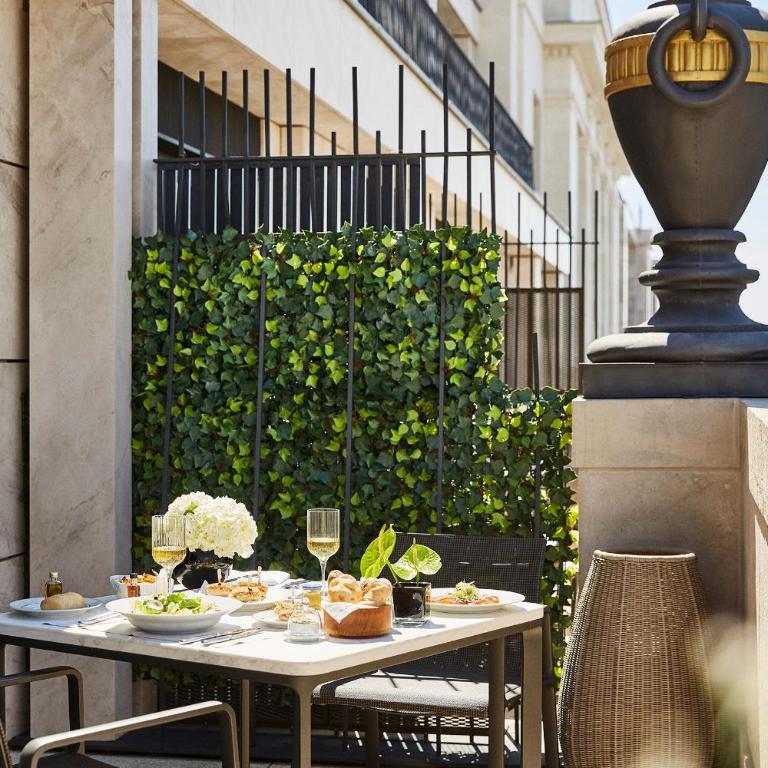 Four Seasons Hotel Madrid - Suite Four Seasons con cama extragrande y terraza - 5
