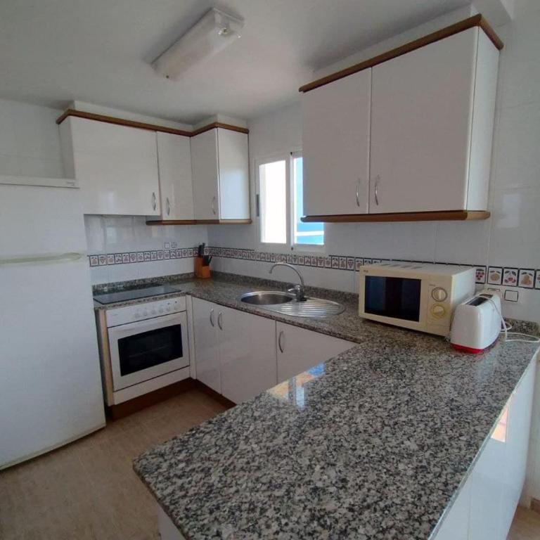 PRECIOSO ÁTICO CON AIRE ACONDICIONADO y PISCINA - Apartamento de 2 dormitorios - 2