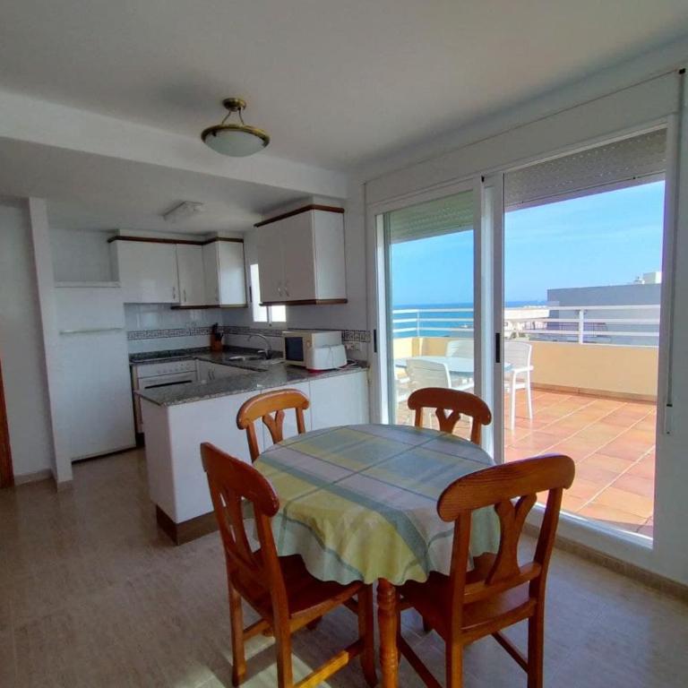 PRECIOSO ÁTICO CON AIRE ACONDICIONADO y PISCINA - Apartamento de 2 dormitorios - 6