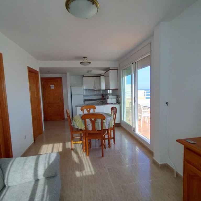 PRECIOSO ÁTICO CON AIRE ACONDICIONADO y PISCINA - Apartamento de 2 dormitorios - 4