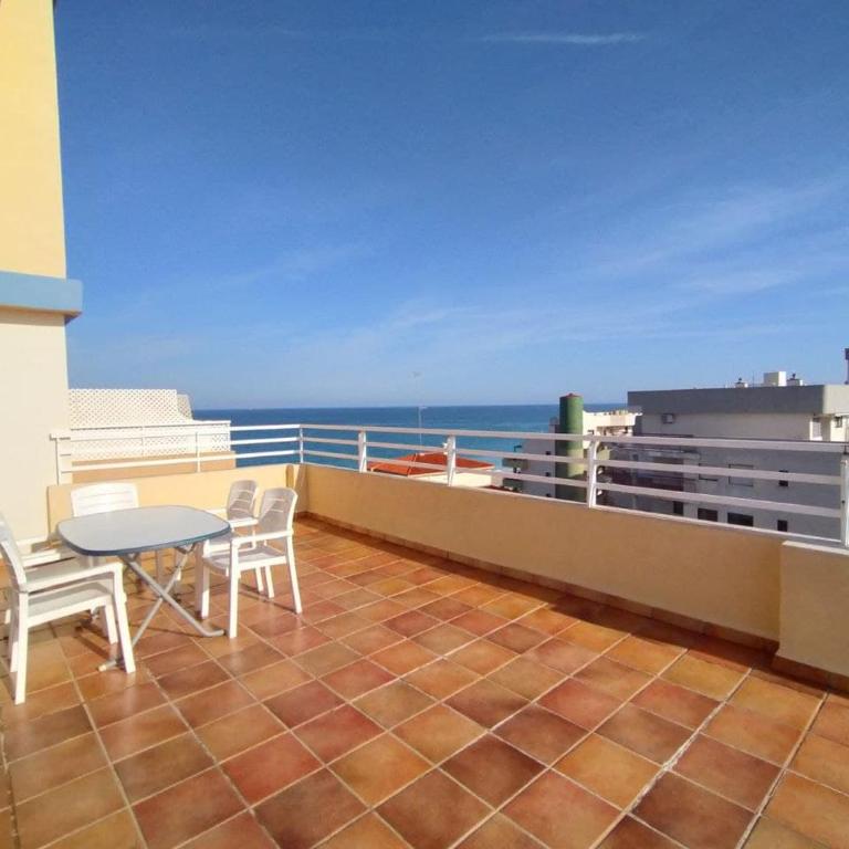 PRECIOSO ÁTICO CON AIRE ACONDICIONADO y PISCINA - Apartamento de 2 dormitorios - 17