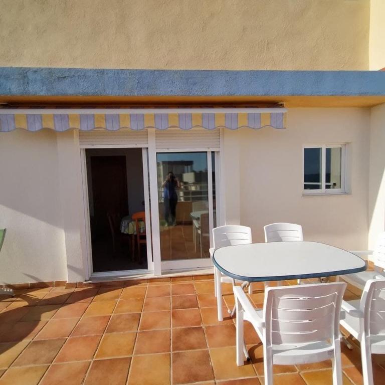PRECIOSO ÁTICO CON AIRE ACONDICIONADO y PISCINA - Apartamento de 2 dormitorios - 24