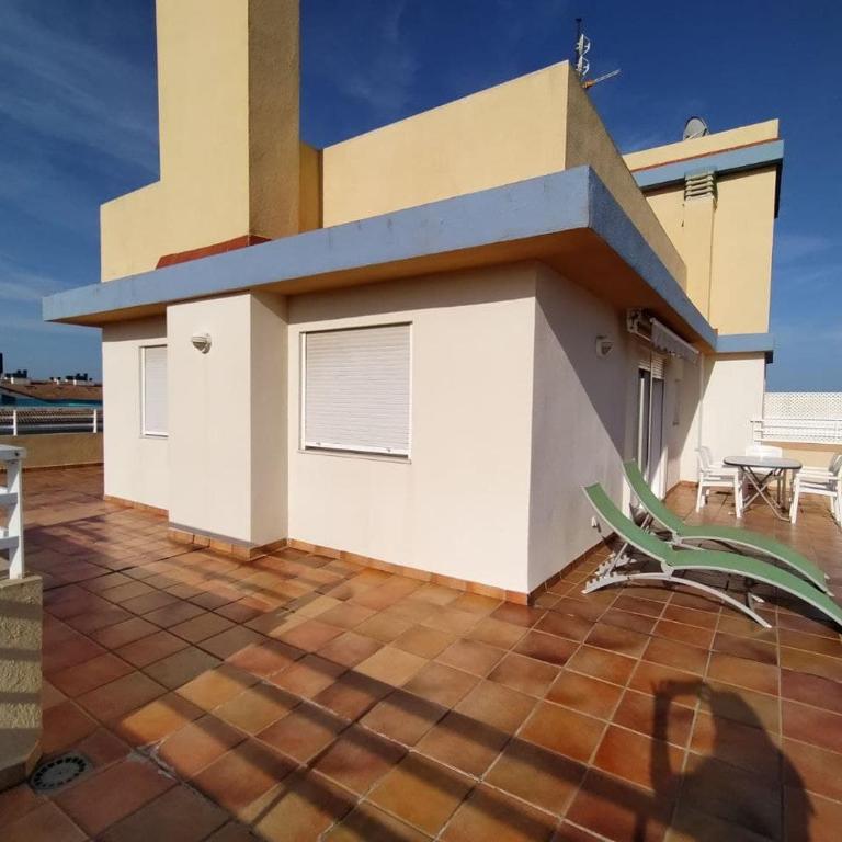 PRECIOSO ÁTICO CON AIRE ACONDICIONADO y PISCINA - Apartamento de 2 dormitorios - 21
