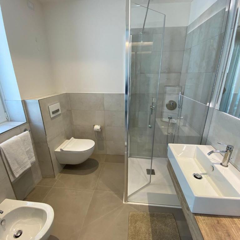 Hotel Castiglione - Deluxe Triple Room with Side Sea View - 7