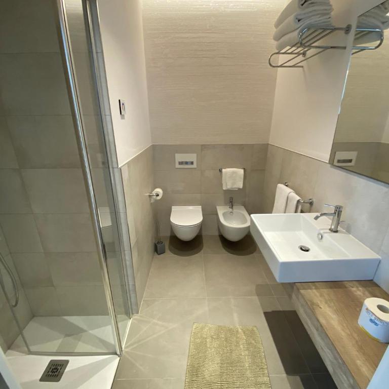 Hotel Castiglione - Deluxe Triple Room with Side Sea View - 8