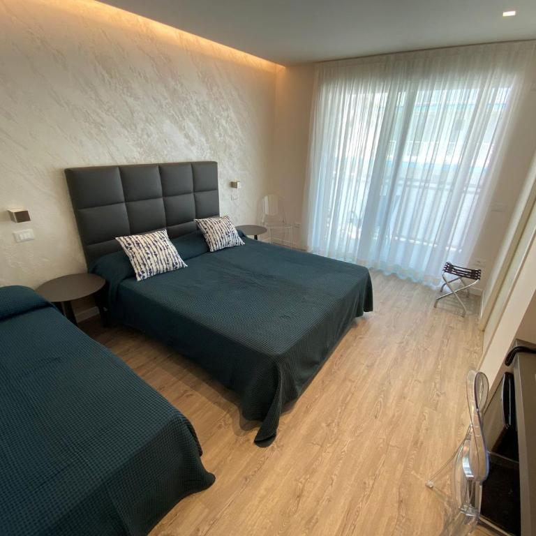 Hotel Castiglione - Deluxe Triple Room with Side Sea View - 5