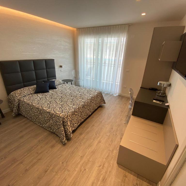 Hotel Castiglione - Deluxe Triple Room with Side Sea View - 3