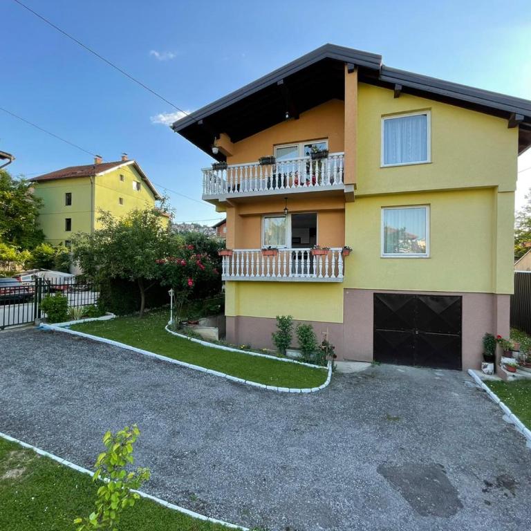 Sunny Garden Apartment - One-Bedroom Apartment - 1