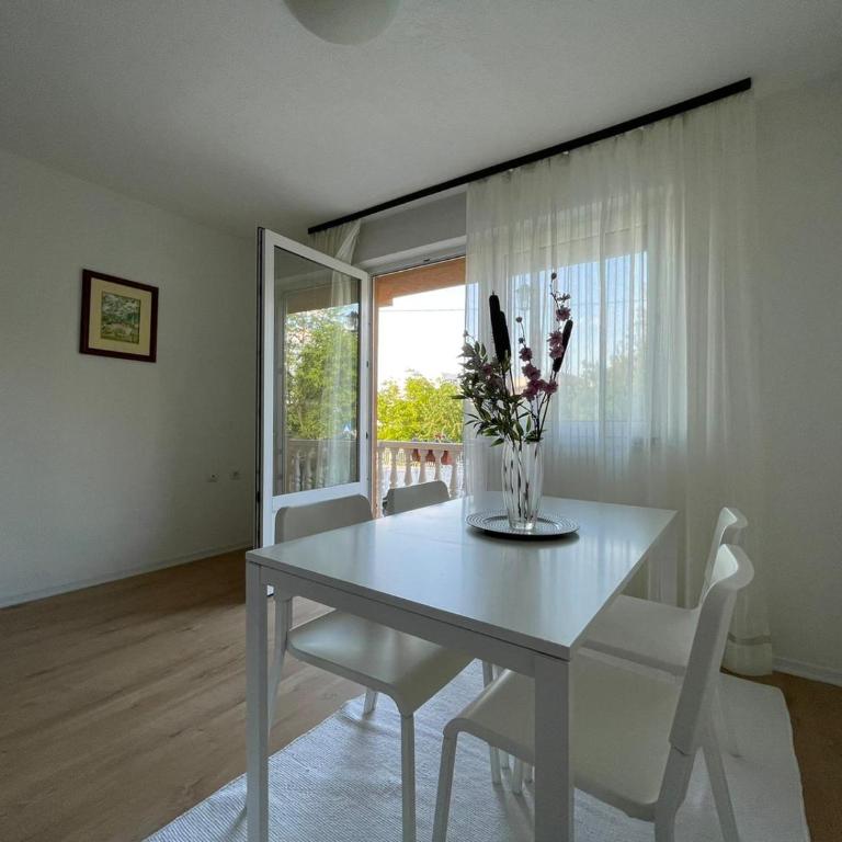 Sunny Garden Apartment - One-Bedroom Apartment - 18