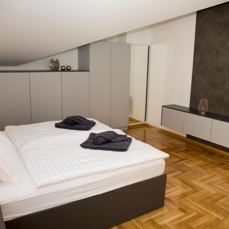 Penthouse with Old bridge view and jacuzzi - Two-Bedroom Apartment - 8