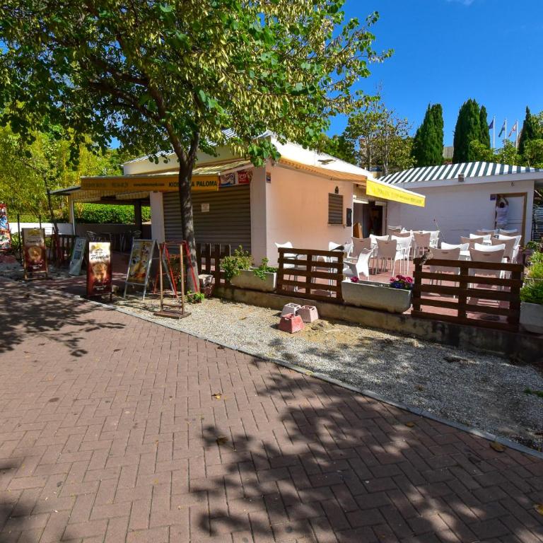 BENAL BEACH Superb Beach front 1 Bedroom Apartment, Sleeps 5 - Apartamento de 1 dormitorio - 56