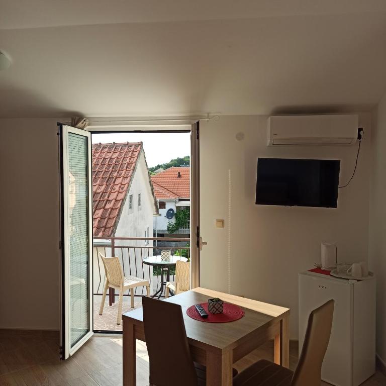 Lastva Holliday Rooms - Twin Room with Balcony - 1