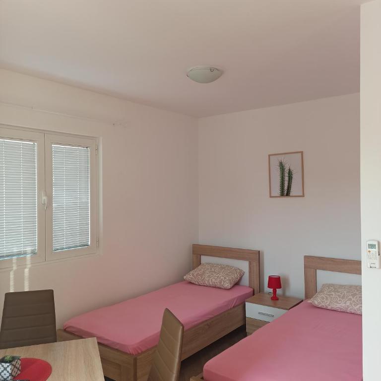 Lastva Holliday Rooms - Twin Room with Balcony - 3