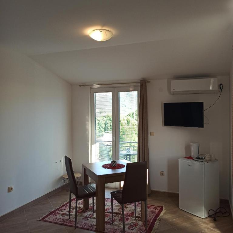 Lastva Holliday Rooms - King Room with Balcony - 3