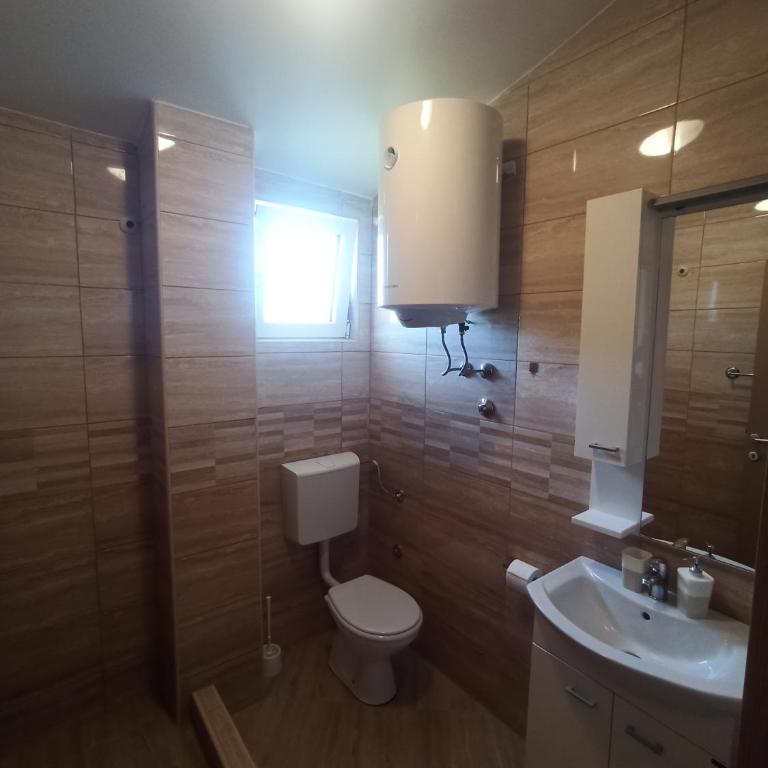Lastva Holliday Rooms - King Room with Balcony - 4